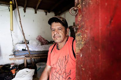 William Gutiérrez en el refugio del Movimiento Ríos Vivo, en Colombia.