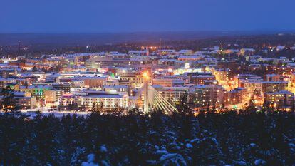 Vista nocturna de la ciudad de Rovaniemi en invierno.