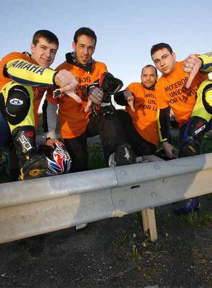 Cientos de motoristas han dificultado hoy el tráfico por las principales carreteras.