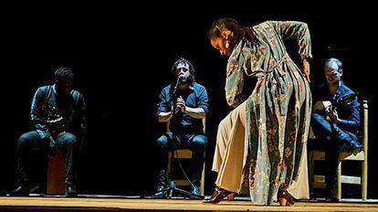 Momento de la actuación de Yinka Esi Graves, en el Teatro Nacional de Dakar.