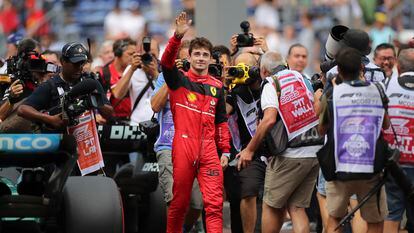 Leclerc saluda a los espectadores tras lograr la pole en Mónaco.