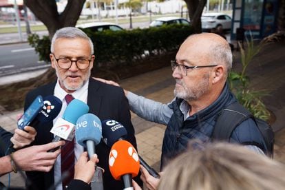 El exdiputado nacional del PSOE Juan Bernardo Fuentes (derecha), junto a su abogado, Raúl Miranda, a la salida de la Audiencia Provincial de Santa Cruz de Tenerife tras declarar por el 'caso Mediador', el pasado 22 de febrero.