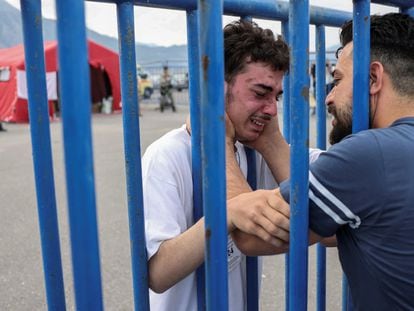 Un superviviente llora tras reunirse con su hermano en el puerto de Kalamata (Grecia), este viernes.
