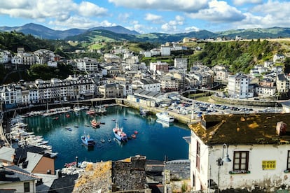 De ella se dice que es la villa blanca de la Costa Verde española. A 90 kilómetros de Gijón, este pueblo marinero —el décimo más votado— es reconocido por sus casas de indianos, por su Mesa de Mareantes y por las panorámicas desde su cementerio. Más información: <a href="http://www.turismoluarca.com/"_blank">turismoluarca.com</a>