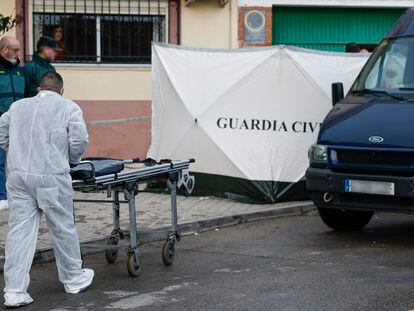 Un trabajador de funeraria llegaba el jueves a la casa donde se hallaron los cuerpos de los tres hermanos, en Morata de Tajuña (Madrid).