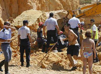 Los equipos de rescate buscan bajo las piedras a posibles supervivientes del desprendimiento ocurrido en una playa del Algarve en el sur de Portugal