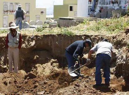 Antropólogos inspeccionan una excavación en un cementerio de Valparaíso  en busca de los restos del sacerdote británico Miguel Woodward, que fue torturado y ejecutado durante la dictadura chilena.