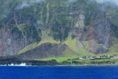 La isla principal del archipiélago británico de Tristán de Acuña, cuyo volcán obligó a evacuar a sus habitantes por completo en 1961.
