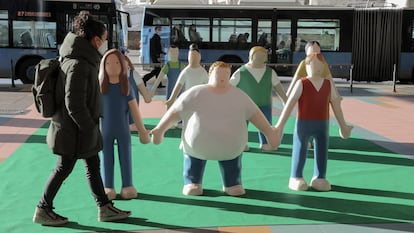 Una mujer observa las estatuas que componen la iniciativa ‘Me planto contra la obesidad infantil’, en Madrid.