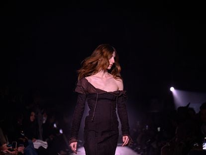 Una modelo desfila para Elena Velez en la semana de la moda de Nueva York, el 13 de febrero de 2023.