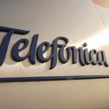 Logo de Telefónica en un cartel de señalización en la sede de la operadora en Madrid.