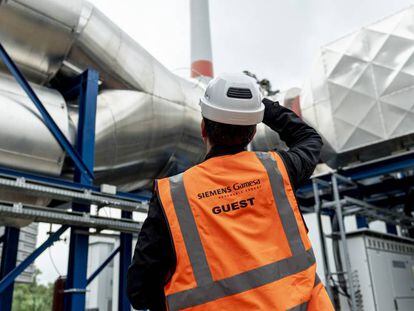 Un trabajador repasa una instalación de Siemens Gamesa en el puerto de Hamburgo. 