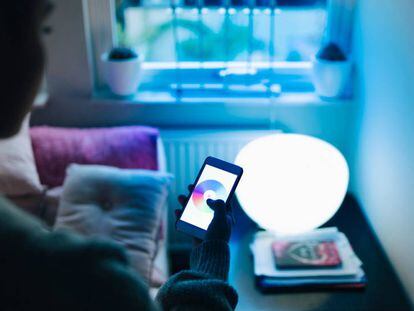 Comparativa | Cinco bombillas inteligentes que cambian la iluminación de tu hogar y lo protegen
