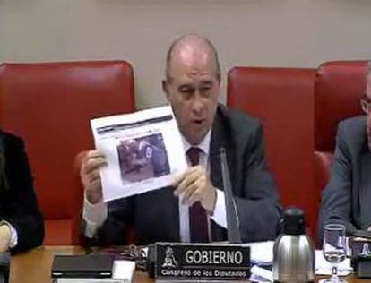 El ministro muestra la foto en el Congreso.