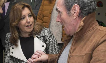 Susana D&iacute;az, durante una visita a un centro social de Huelva.