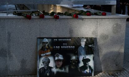 Homenaje a los mineros fallecidos en la entrada de los juzgados de León, este lunes.