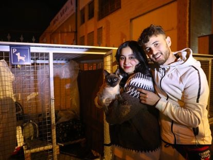 Amira y Hakim, argelinos de 22 y 23 años, que utilizan el albergue, que también cuenta con un espacio para los animales domésticos.