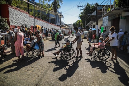 Un grupo de ciudadanos espera para recibir la segunda dosis de la vacuna contra el coronavirus el pasado martes en Guerrero (México).