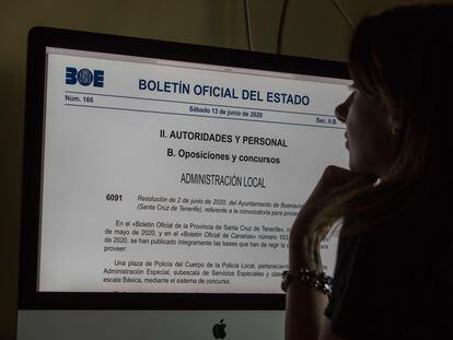 Una persona consulta el 'Boletín Oficial del Estado' en su domicilio.