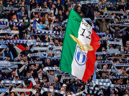 Seguidores del Lazio en las gradas del Olímpico de Roma durante un partido reciente contra la Fiorentina.