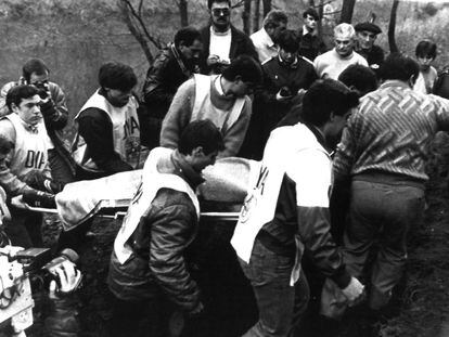 Recuperación del cadáver de Mikel Zabalza en el río Bidasoa, en 1985.