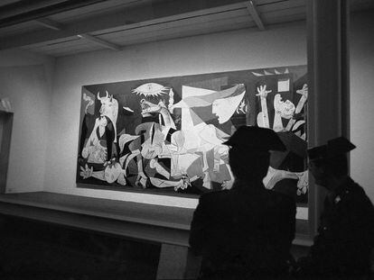 Agentes de la Guardia Civil vigilan el &quot;Guernica&quot;, de Pablo Picasso, en el Cas&oacute;n del Buen Retiro tras su regreso a Espa&ntilde;a en 1981.