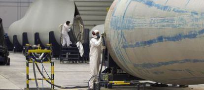 Un trabajador pule un componente de una turbina eólica, en la fábrica de Gamesa de Aoiz (Navarra).