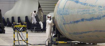 Un trabajador pule un componente de una turbina e&oacute;lica, en la f&aacute;brica de Gamesa de Aoiz (Navarra).