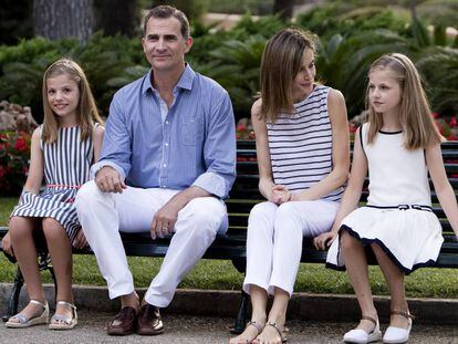 El rey Felipe VI y la reina Letizia, junto a sus hijas, la princesa Leonor (d) y la infanta Sofía (i), en Palma