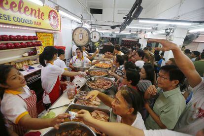 Filipins compren pernil xinès com a part dels preparatius per celebrar l'arribada del 2017, a Manila.