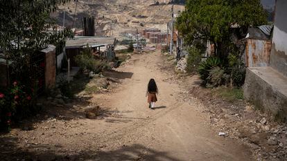 Una niña camina por las calles de Ciudad Bolívar, en Soacha, al sur de Bogotá, en septiembre de 2023.