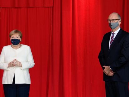 La canciller Angela Merkel junto con el gobernador del Estado de Brandenburgo, Dietmar Woidkem este sábado en Potsdam durante la celebración por el 30º aniversario de la reunificación alemana.