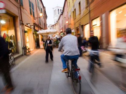 Ciclista en la calle Mazzini de Ferrara (Italia). 