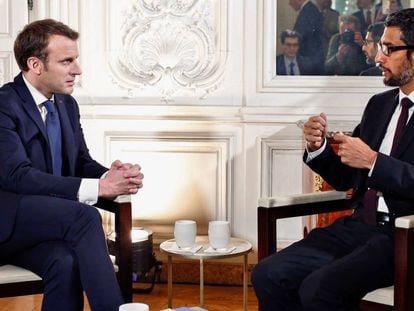 El presidente francés Emmanuel Macron (i) con el consejero delegado de Google Sundar Pichai en un Foro en Versailles, cerca de París.