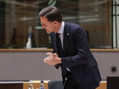 El primer ministro holandés, Mark Rutte, sonríe durante una reunión de la Cumbre Europea en Bruselas. 
 