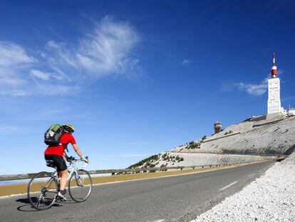 Un ciclista subiendo al Mont Ventoux, en la Provenza (Francia).