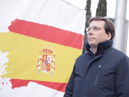 El alcalde de Madrid el pasado 31 de enero, durante el izado de la  enseña, de 14 metros de mástil, en Carabanchel.