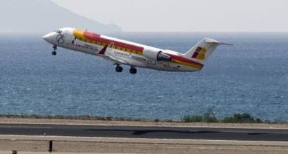 Un avi&oacute;n de Air Nostrum despega en Almer&iacute;a. 