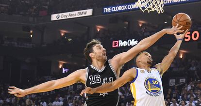 Pau Gasol y Curry pelean por el balón
