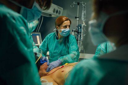 Belén Estébanez, médico intensivista y coordinadora de trasplantes del hospital La Paz (Madrid). La doctora trata cada día con pacientes que se debaten entre la vida y la muerte.
