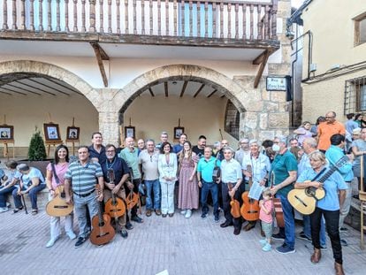 Elvira Lindo, en el centro, y su marido, Antonio Muñoz Molina, a la derecha, en el homenaje que recibió en Ademuz el 8 de octubre, en una imagen cedida por el Ayuntamiento.