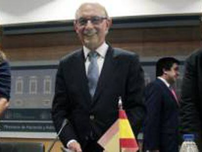 Crist&oacute;bal Montoro, ministro de Hacienda, rodeado de sus colaboradores durante un Consejo de Pol&iacute;tica Fiscal. 