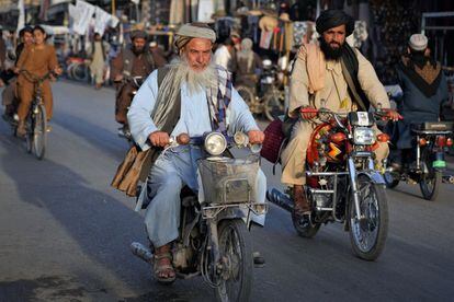 Motoristas en el centro de Kandahar, que con unos 600.000 habitantes es la segunda ciudad del país en población tras la capital, Kabul.