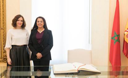 Reunión de Isabel Díaz Ayuso con la embajadora de Marruecos,  Karima Benyaich.