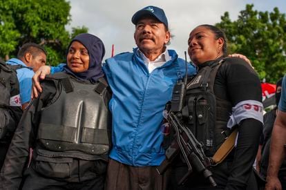 Dos agentes de policía se fotografían con Daniel Ortega, el 13 de junio de 2022.
