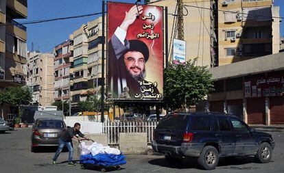 Un cartel en el sur de Beirut con la imagen del l&iacute;der de Hezbol&aacute;, Hassan Nasrallah.