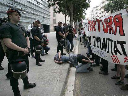 Un grupo de jóvenes protestan frente a una comisaría de los Mossos el pasado día 25.