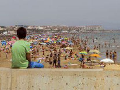 Miles de ba&ntilde;istas disfrutan en la playa de la Malvarrosa de Valencia. EFE/Archivo