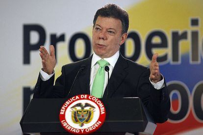 El presidente de Colombia, Juan Manuel Santos, se dirige ayer a los medios desde el palacio presidencial.