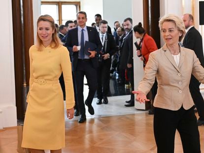 La presidenta de la Comisión Europea, Ursula von de Leyen (derecha) y la primera ministra de Estonia, Kaja Kallas, este viernes en Praga.
